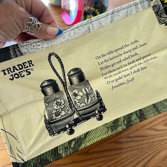 Trader Joe’s Plastic Reusable Shopping Tote Bag 6 Gallon Collectible Corn - Picture 5 of 15